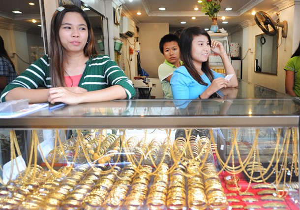 ကမၻာ့ ေရႊေစ်း ထုုိးတက္မႈေၾကာင့္ ျမန္မာ့ေရႊေစ်း ရွစ္သိန္းေက်ာ္တက္