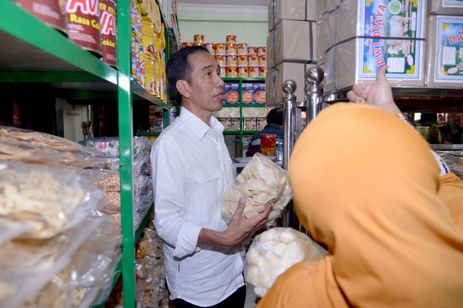 Indonesian President Hands out Ramadan Food Packages in Central Java 