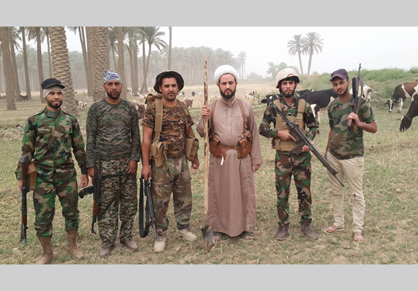 قوات الحشد الشعبي تقوم برعاية المواشي وسقي الارض بعد تحريرها حتى رجوع أهلها +(الصور)