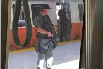 美国警察持枪面对礼拜的夫妇