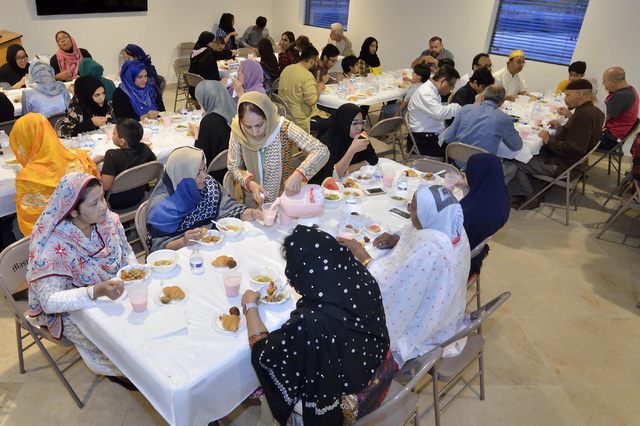 Fasting and prayer brings Las Vegas Muslims together for Ramadan / Pics