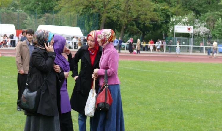 امرأة ألمانية تهاجم فتاة مسلمة وتمزق حجابها