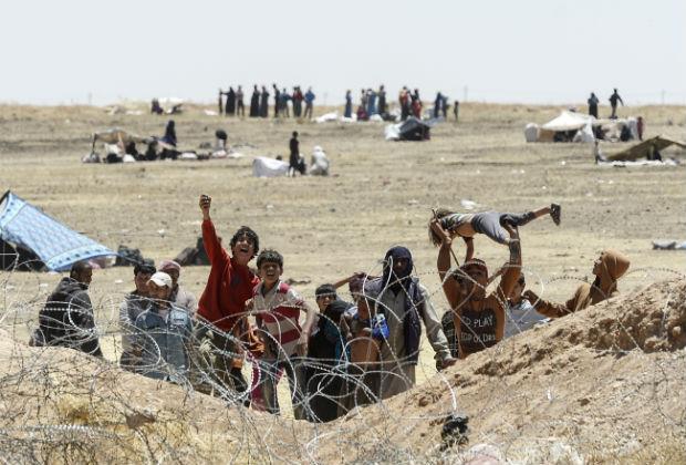 الجيش التركي يقتل 8 نازحين سوريين 6 منهم من عائلة واحدة