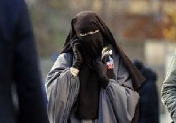 السلطات تسجن شابة بتهمة حيازتها كمية ضخمة من مواد دعائية لداعش التكفيري