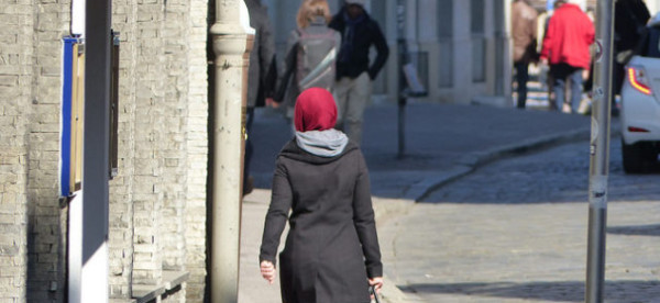 Frau reißt Mädchen Kopftuch vom Kopf