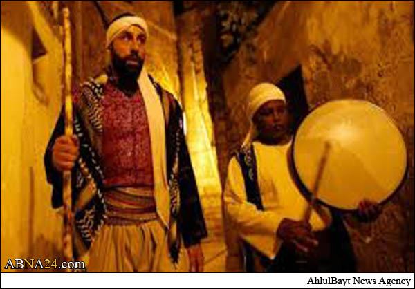 مسيحي يشارك المسلمين رمضان ويتولى مهنة المسحراتي + (صور)