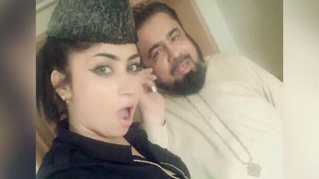 মডেলের সঙ্গে সেলফি, বরখাস্ত মুফতি 