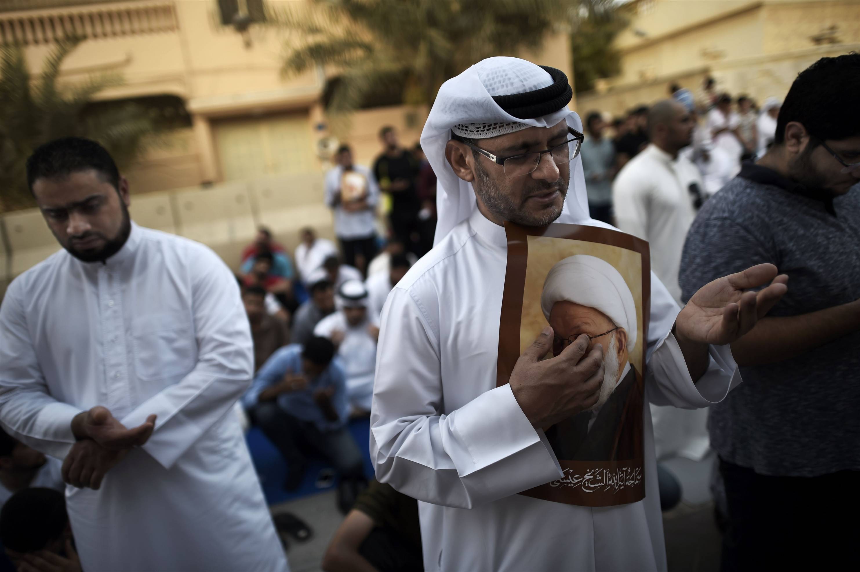 Bahreiníes Escucharon el Discurso de Sayyed Nasralá en el Frontis de la Casa del Ayatulá Qassim Pese a la Represión del Régimen 