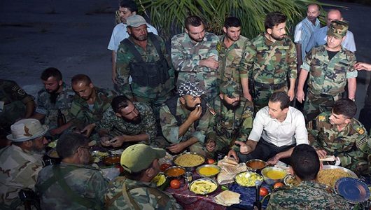 Beşşar Esad cephede askerlerle beraber iftar yaptı/Foto