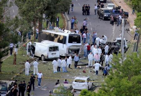 انفجار قنبلة اثناء مرور مدرعة للشرطة وإصابة خمسة اشخاص في تركيا