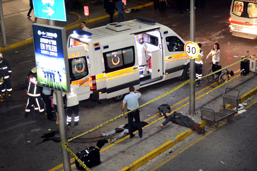 ثلاثة انتحاريين يفجرون انفسهم ويقتلون ويصيبون 186 شخصا في مطار باسطنبول+ (صور)