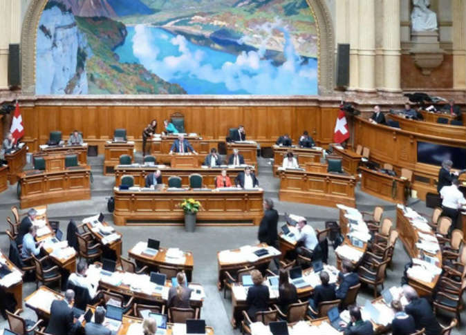سويسرا ترفض منح الجنسية لمسلمتين لرفضهما دروس السباحة مع الذكور