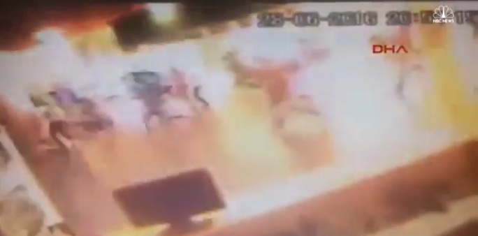 Instante Preciso cuando el Terrorista Suicida se Hace Explotar en el Aeropuerto Ataturk de Estambul
