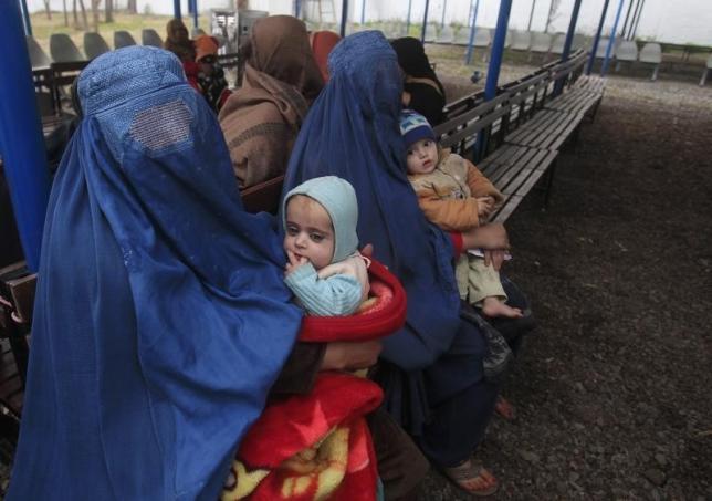 Pakistan deports 500 Afghan refugees before registration deadline expires