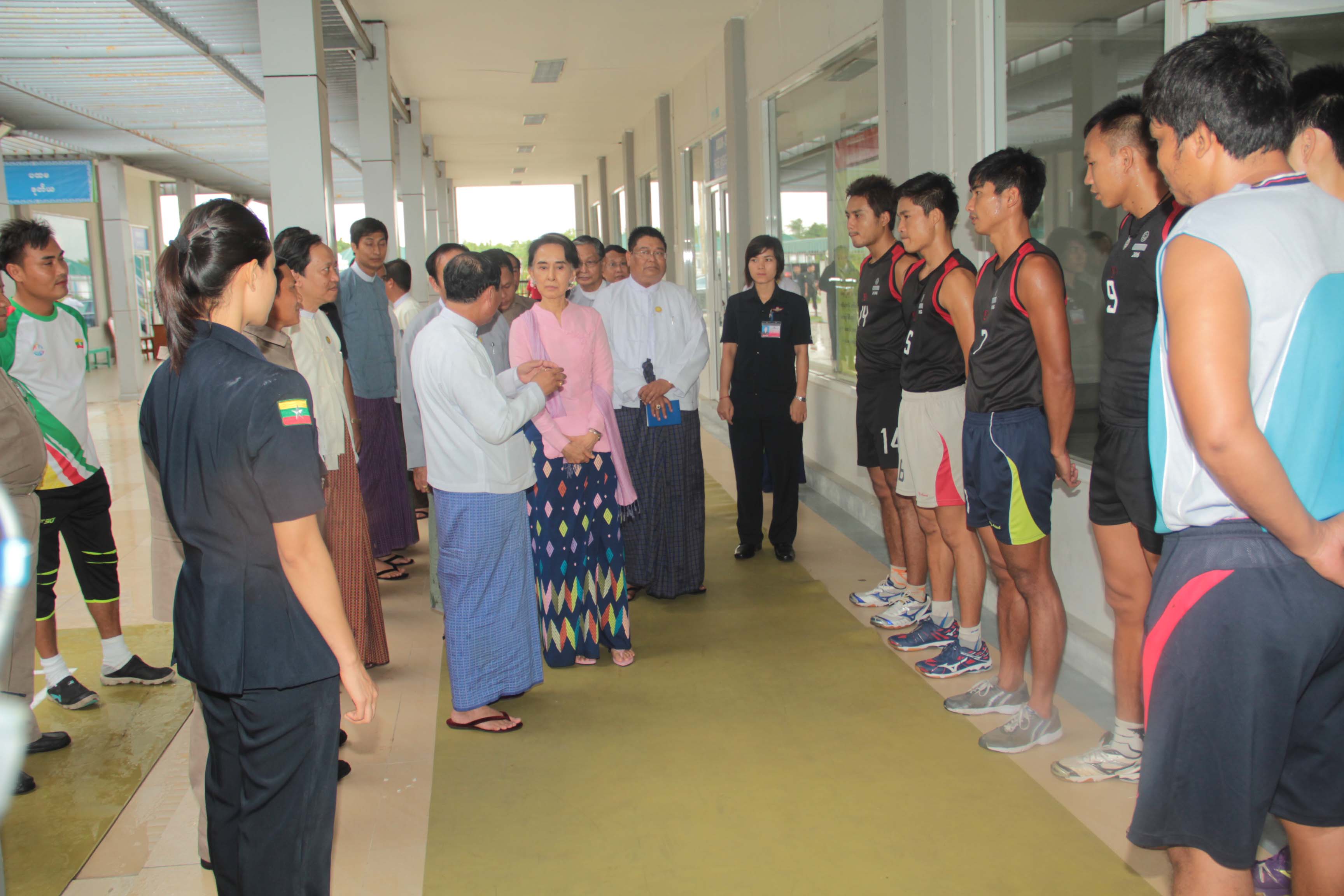 မည္သည့္ၿပိဳင္ဘက္ကိုမ်ွ ေၾကာက္စရာမလိုဟု အားကစားသမားမ်ားအား ေဒၚေအာင္ဆန္းစုၾကည္အားေပး