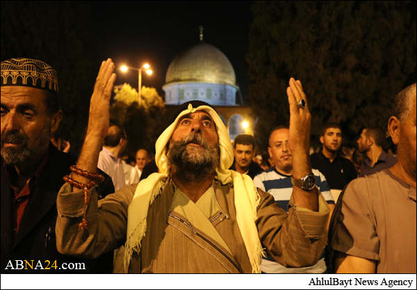 تهجد الفلسطينيين ودعاؤهم في ليلة القدر