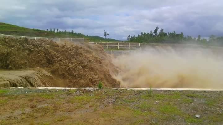 ႏုန္းတားဆည္ေရလွ်ံၿပီး ဆည္ေအာက္ဘက္ရြာမ်ား ေျပာင္းေရႊ႕ရ