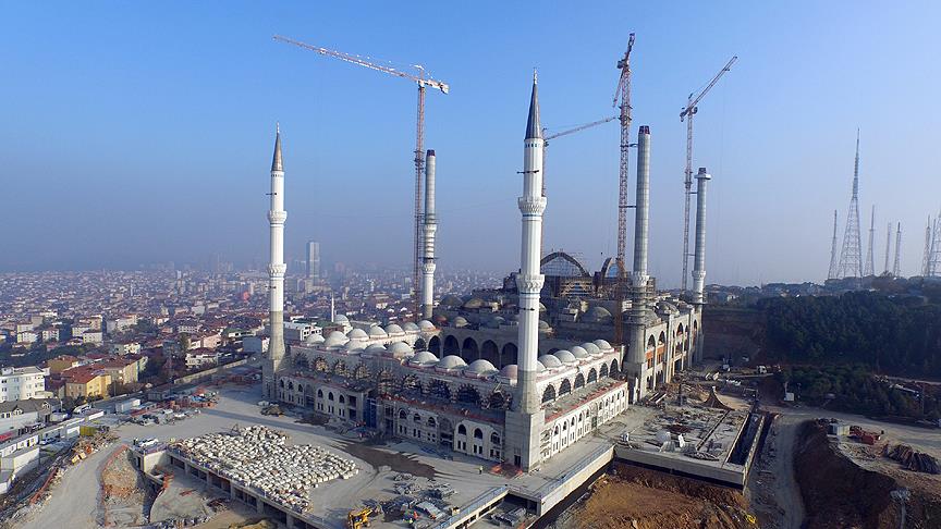 اردوغان يشرف على بناء أضخم مسجد في تركيا.. ومنتقدوه: "يحاول ان يتمثل بالسلاطين" +(صور)