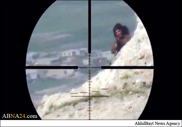 فيديو/ "قناص عراقي" من الحشد الشعبي يصطاد داعشيا