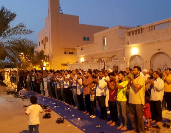 البحرينيون يؤدون "صلاة العيد" أمام منزل الشيخ قاسم