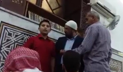 مصلون "يمنعون" فتى من الحديث عن الأقصى !!