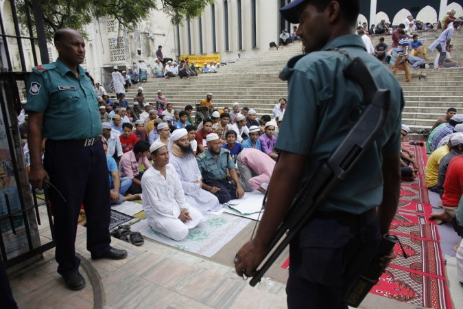 Bangladesh blast kills policeman, wounded five during Eid al-Fitr prayers