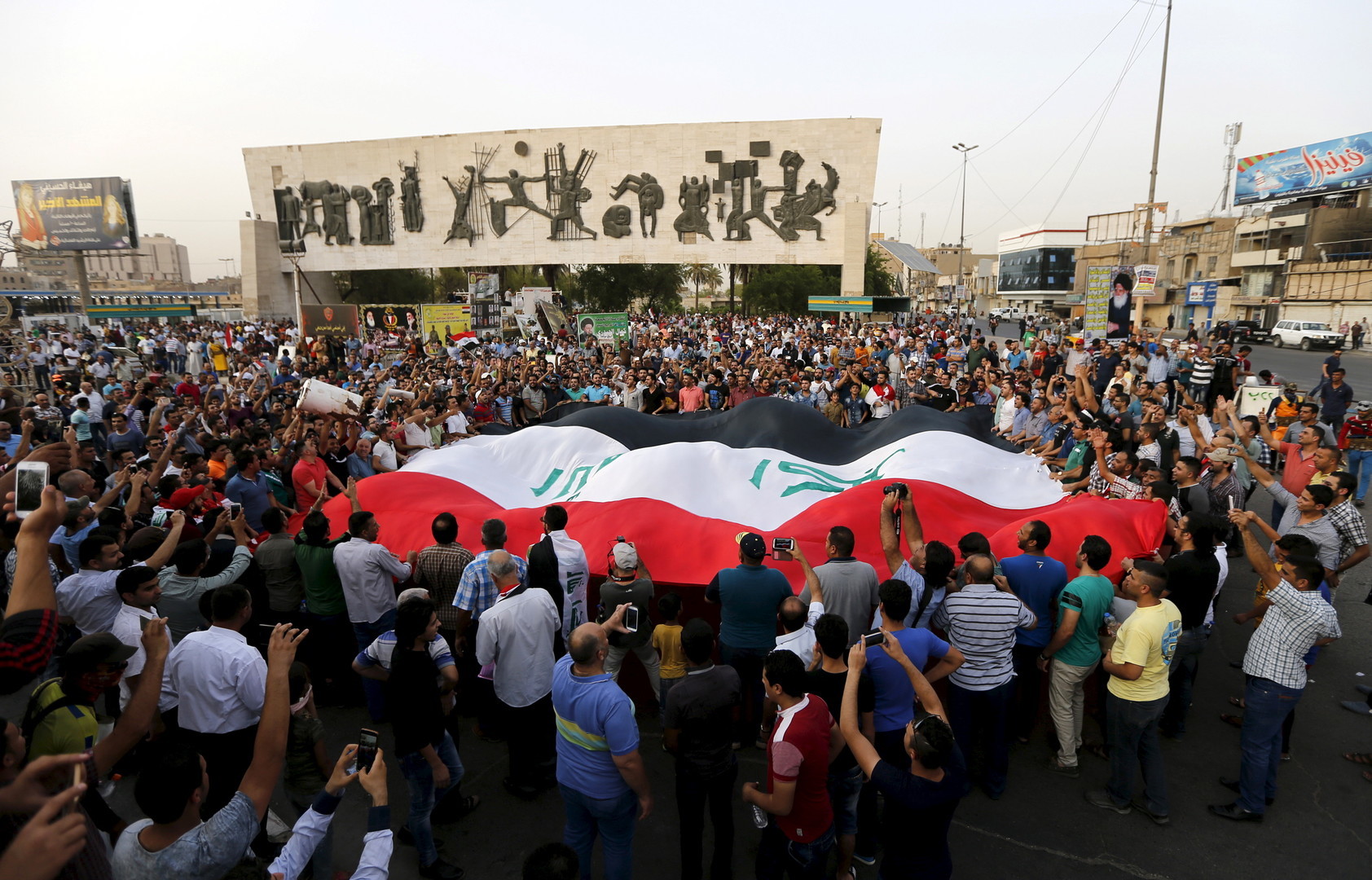 المئات يتظاهرون في ساحة التحرير وسط بغداد للمطالبة بالاصلاحات