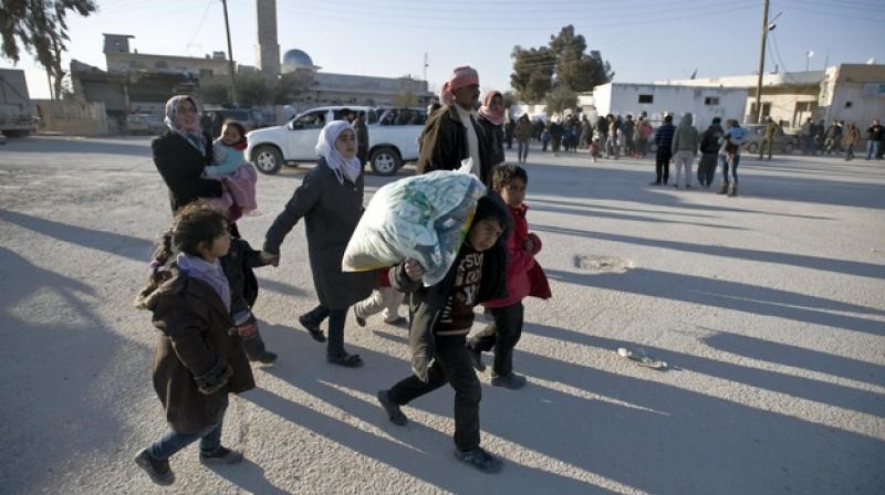 over 1000 Civilians of Manbij Made a Break from ISIS in Syria