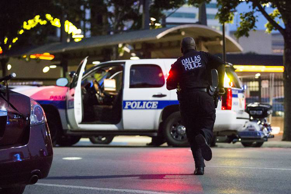 米テキサス州で警官5人撃たれ死亡、黒人射殺抗議デモで