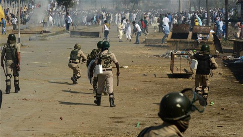کشمیر میں مظاہرین پر پولیس کے حملے میں ہلاک ہونے والوں کی تعداد میں اضافہ