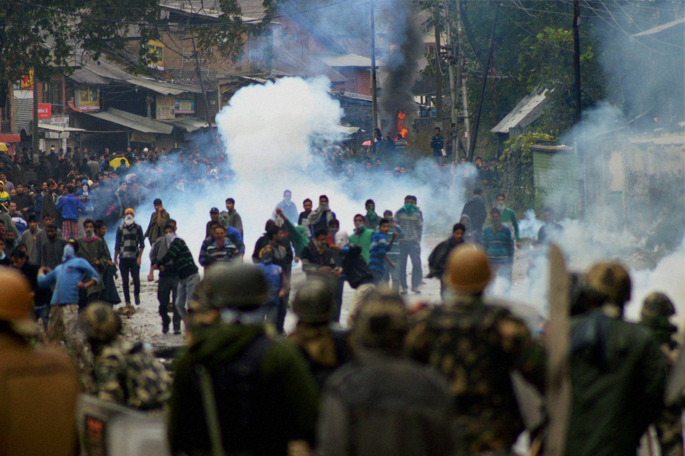 کشمیر میں سکیورٹی فورسزکی فائرنگ میں اب تک 33 افراد جاں بحق اور 300 سے زائد زخمی