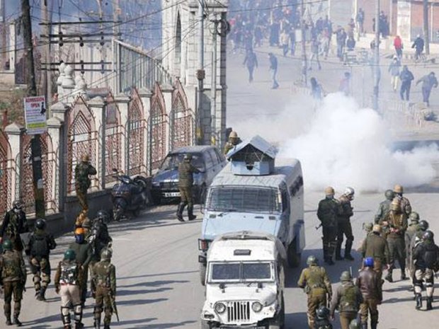 کشمیر میں تاہم 34 عام شہری سکیورٹی فورسز کے ہاتھوں قتل اور 450 سے زائد زخمی