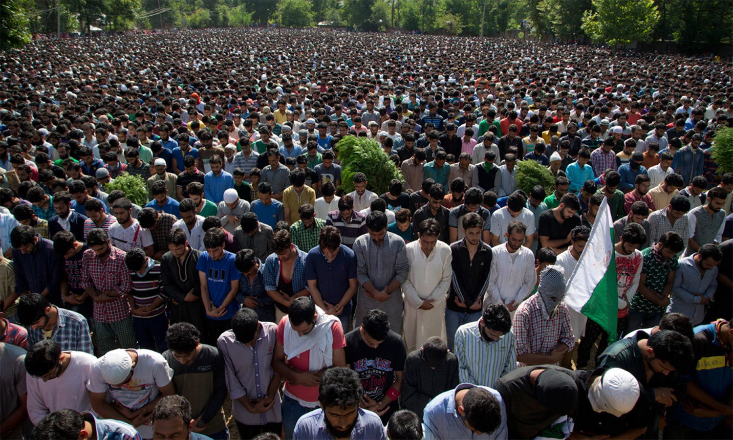 کشمیر میں موبائل فون اور انٹرنیٹ سروسز بند/ کشمیر کی فضا سوگوار/ جاں بحق ہونے والے افراد کی تعداد 35 تک پہنچ گئی