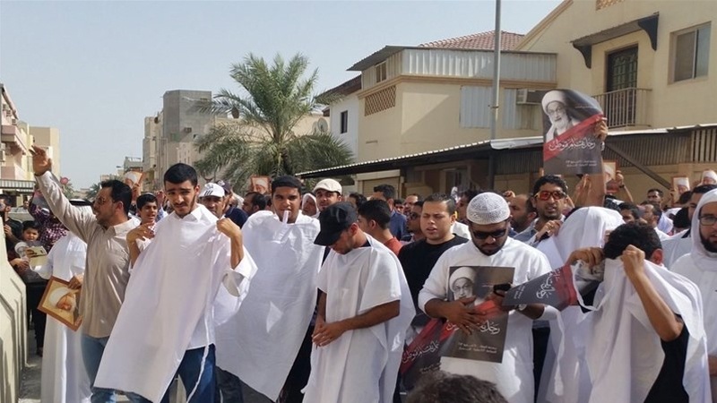 بحرین میں شیخ عیسی قاسم کے گھر کے سامنے بحرینی عوام کا احتجاج