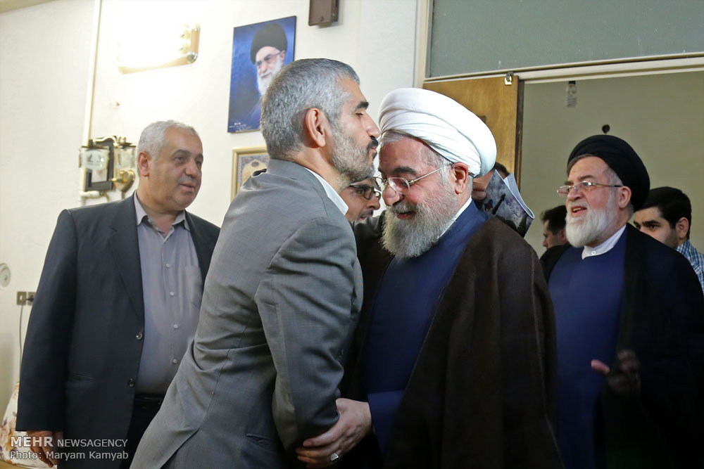 تصویری رپورٹ: صدر حسن روحانی کی مدافع حرم شہید اسداللہی کے اہلخانہ سے ملاقات