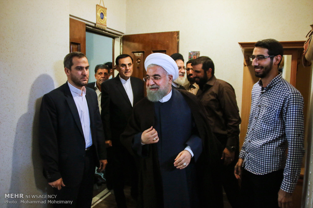 تصویری رپورٹ: صدر روحانی کی مدافع حرم شہید سعید طاہری کے اہلخانہ سے ملاقات