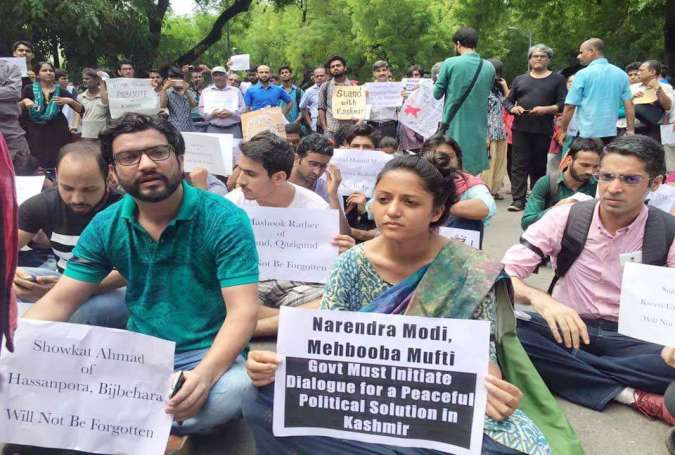 کشمیریوں کے ساتھ انسانی رویہ اپنا جائے، نئی دہلی میں طلباء کا احتجاج