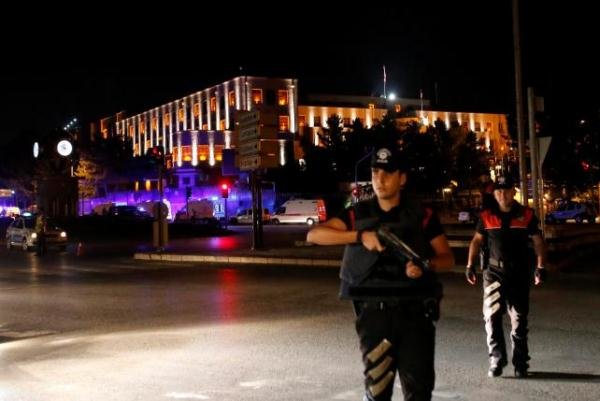 ترک فوج کا سرکاری ٹی وی کی عمارت پر قبضہ/نشریات بند
