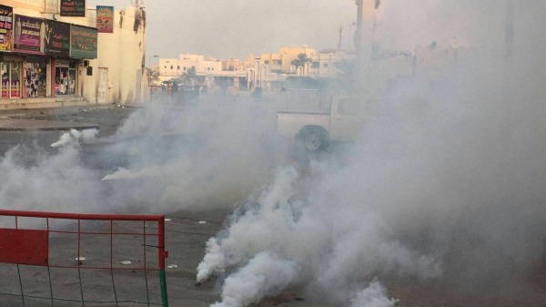 البحرينيون يتظاهرون تنديدا بسياسة الاضطهاد الطائفي ويشتبكون مع قوات الامن + (صور)