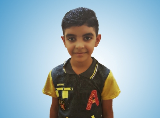 محمد الميساني الطفل الذي لا يتجاوز العاشرة خصص اغلب وقته للحشد الشعبي