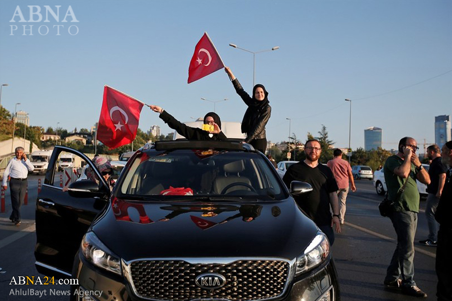 تصویری رپورٹ: ناکام فوجی بغاوت کے بعد ترکی میں ہر طرف جشن کا سما