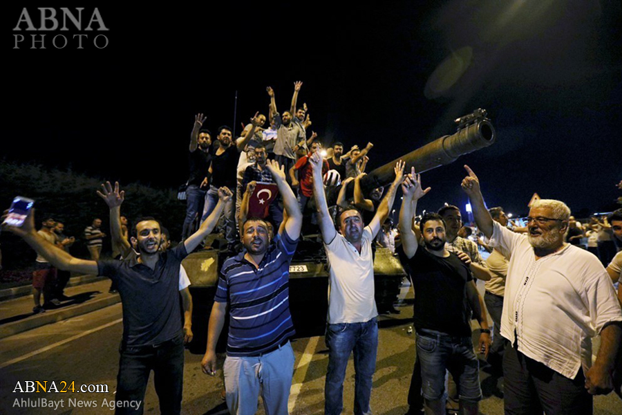 تقرير مصور/ انصار أردوغان ينزلون في شوارع اسطنبول بعد فشل الانقلاب