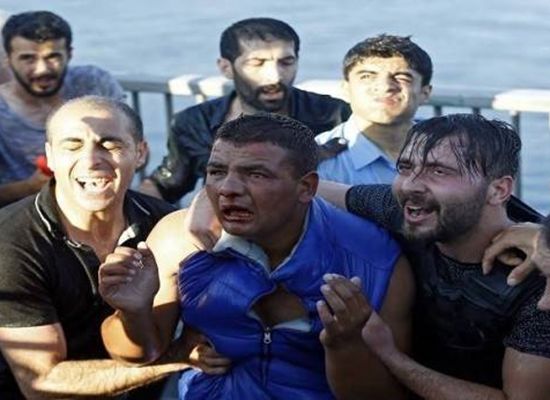 انصار اردوغان يذبحون جنديا شارك في الانقلاب بعد تسليم نفسه وسلاحه + (صور)