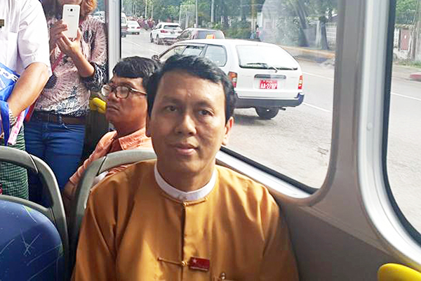 ရန္ကုန္တုိ္င္းဝန္ႀကီးခ်ဳပ္ ဦးၿဖိဳးမင္းသိန္း ဘီအာတီဘတ္စ္ကားစီးၿပီး ခရီးသည္မ်ား၏ အခက္အခဲမ်ားကို ေမးျမန္း