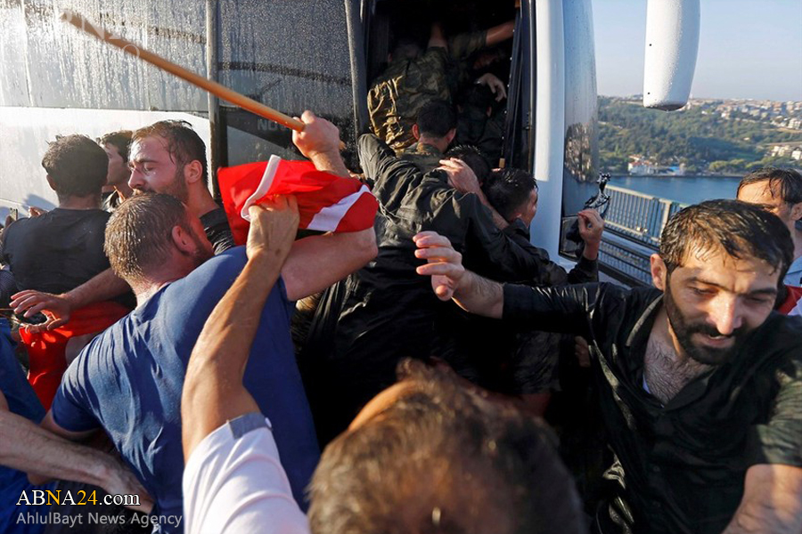 فيديو / انصار اردوغان يعتدون ضربا على جنود شاركوا في الانقلاب 
