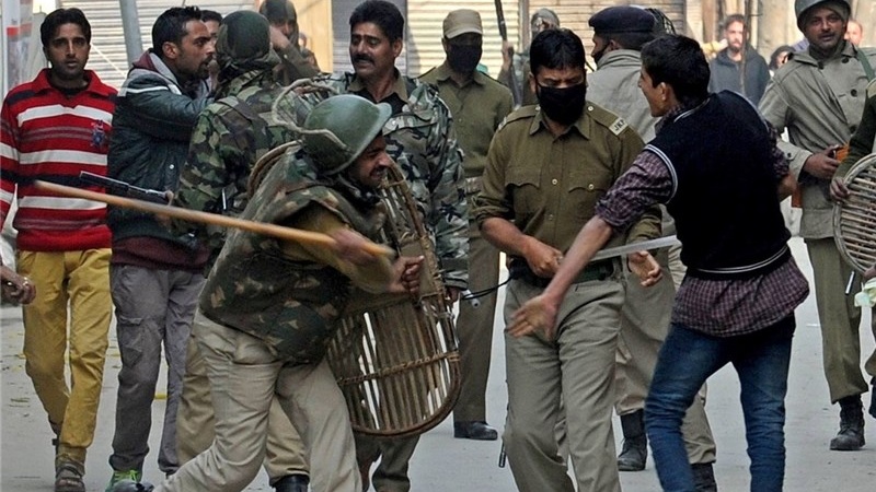 कश्मीर में तनाव व मतभेद बातचीत से हल हो सकते हैं।