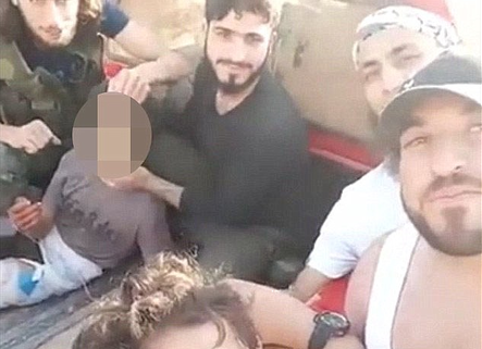 صور تظهر طفلا يذبحه "معارضون" سوريون  (صور18+)