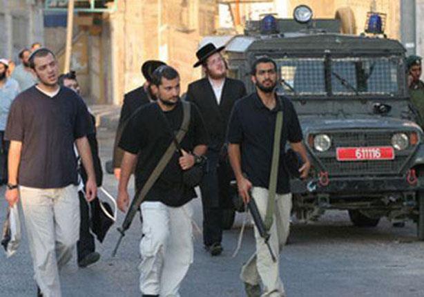مستوطن إسرائيلي يطلق النار ويصيب 3 فلسطينيين شمال الخليل