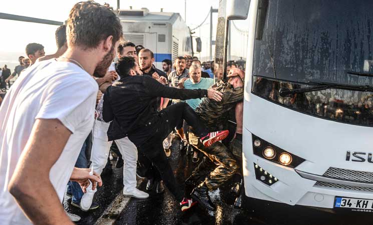 بدء محاكمات المعتقلين وارتفاع عدد الموقوفين في تركيا + (فيديو)