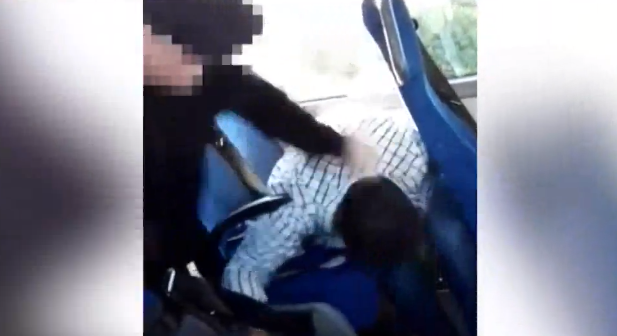 [VIDEO] Un Conductor de Autobuses Sueco Golpea Brutalmente a un Refugiado ‪‎Sirio